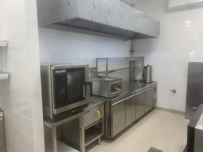 Livraison et installation d'une cuisine inox avec ventilation et four MYCHEF à Carros