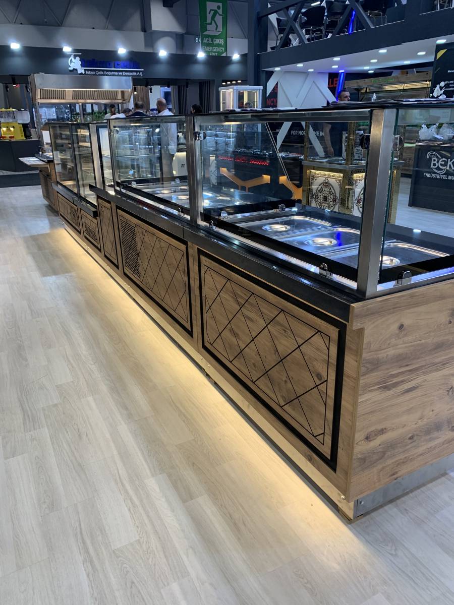 Vente et installation sur mesure une vitrine réfrigéré et neutre dans une boulangerie pâtisserie à Nice centre