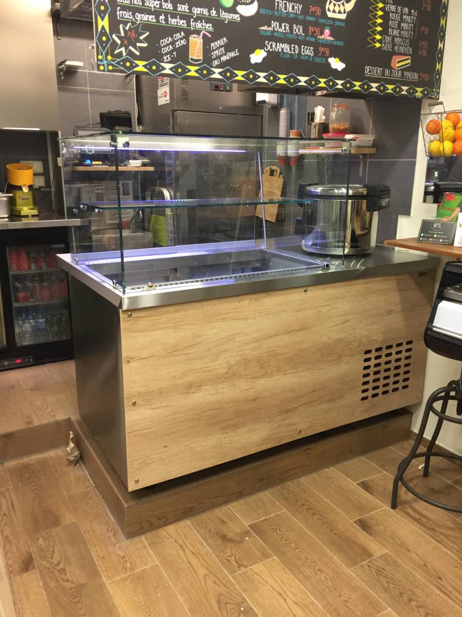 Installation d'une vitrine sur-mesure dans restaurant poke-bowl à Nice